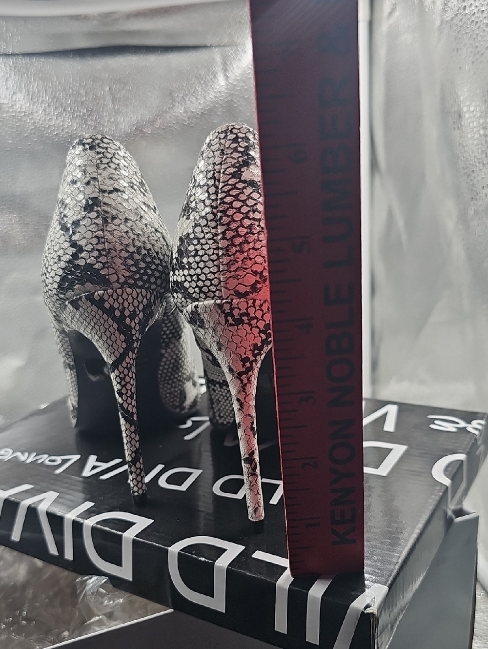 R Black And White Snake Pu Wild Diva heels Size 6 1/2 - Picture 4 of 13